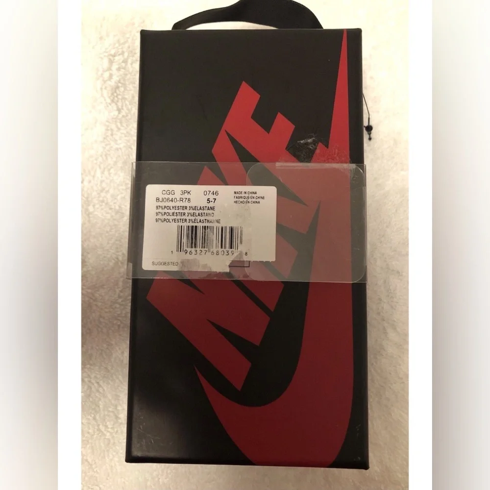 New Nike Air Jordan Boys 3-pack size XS Yth 10C-3Y Holiday Crew Socks Red Black